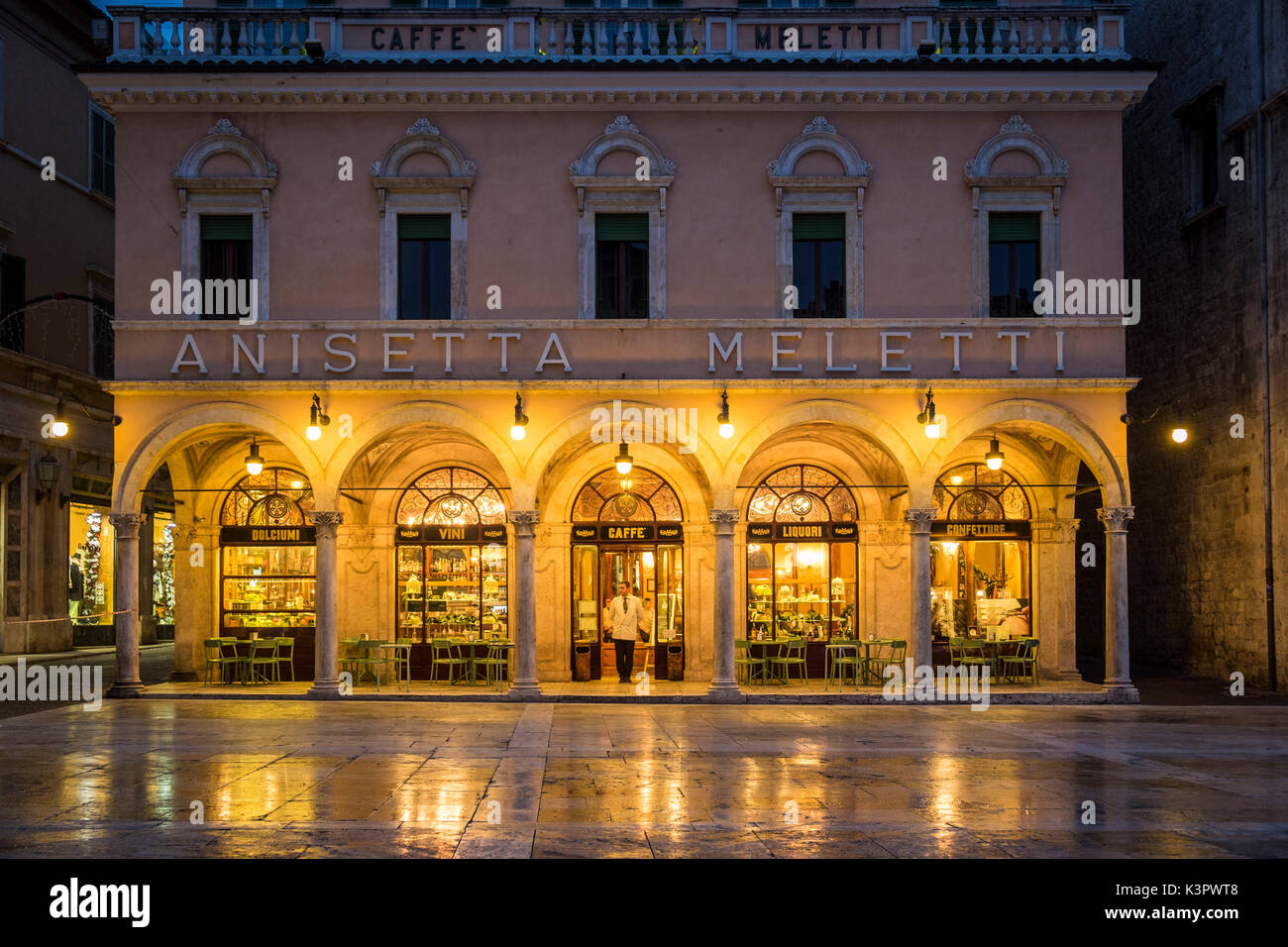 Ascoli Piceno, Marken, Italien, Europa. Warten auf Kunden im meletti Caffè. Stockfoto