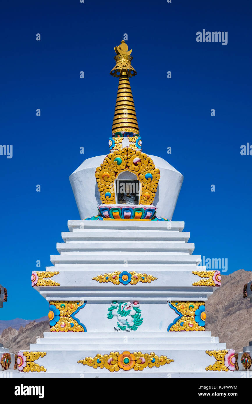 Thiksey Kloster, Indus Valley, Ladakh, Indien, Asien. Buddhistische stupa über blauen Himmel. Stockfoto
