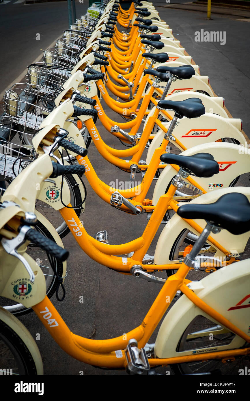 Mailand, Lombardei, Italien, Europa. Eine ordentliche Reihe Fahrräder zum Mieten. Stockfoto