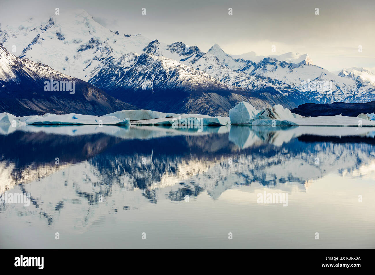 Argentino See, Nationalpark Los Glaciares, Patagonien, Argentinien, Südamerika. Brocken der schwimmende Eis. Stockfoto