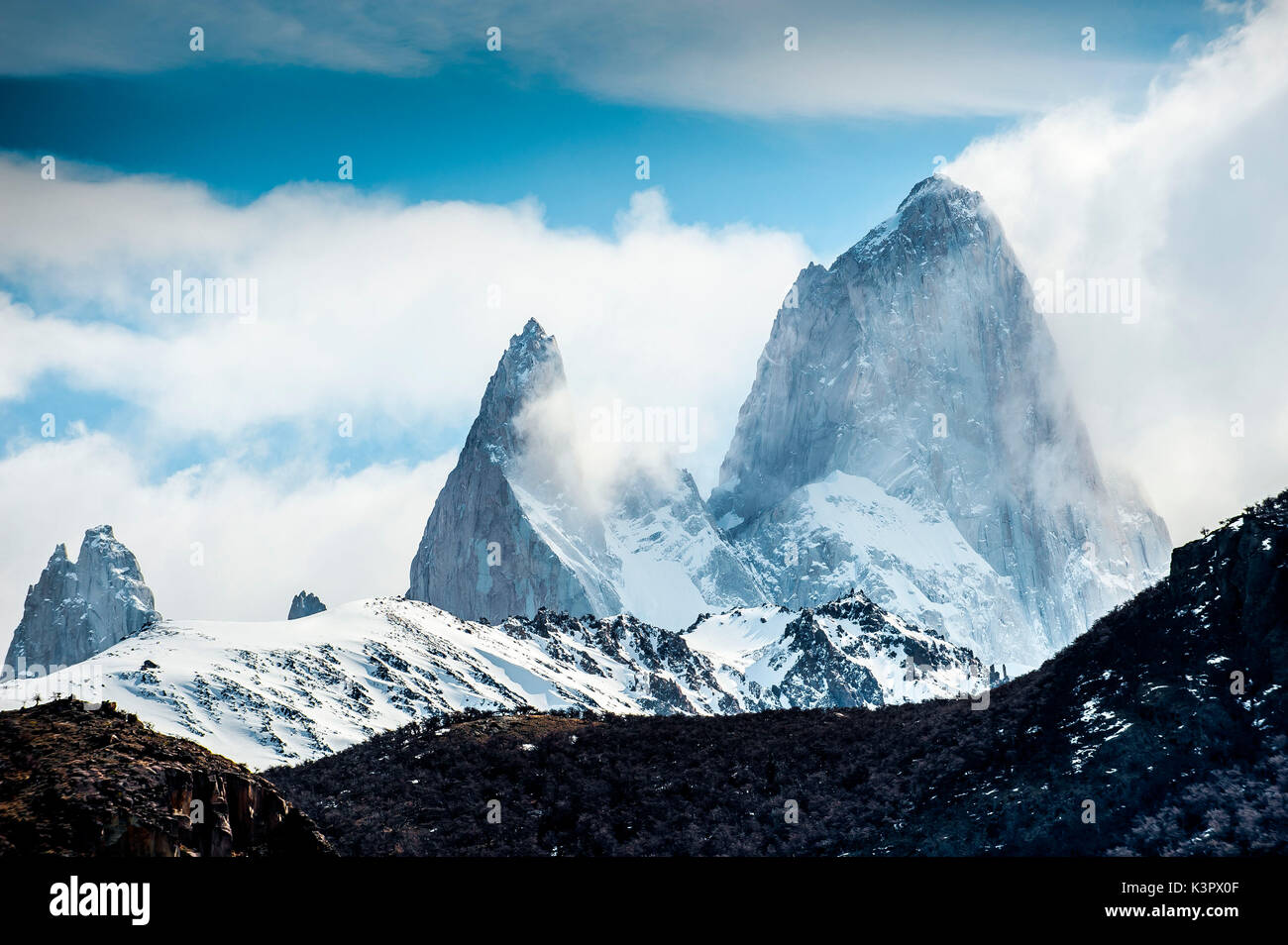El Chaltén, Nationalpark Los Glaciares, Patagonien, Argentinien, Südamerika. Der Fitz Roy Berg in den Wolken. Stockfoto