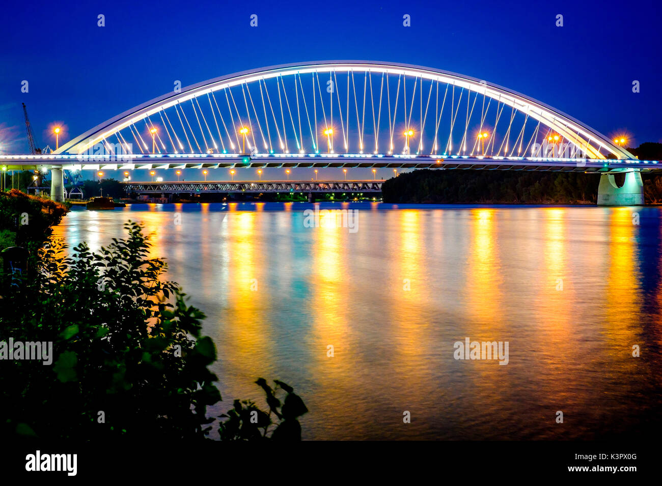 Bratislava, Slowakei, Zentrum Europas. Die Apollo Brücke in Bratislava ist eine Straßenbrücke über die Donau. Stockfoto
