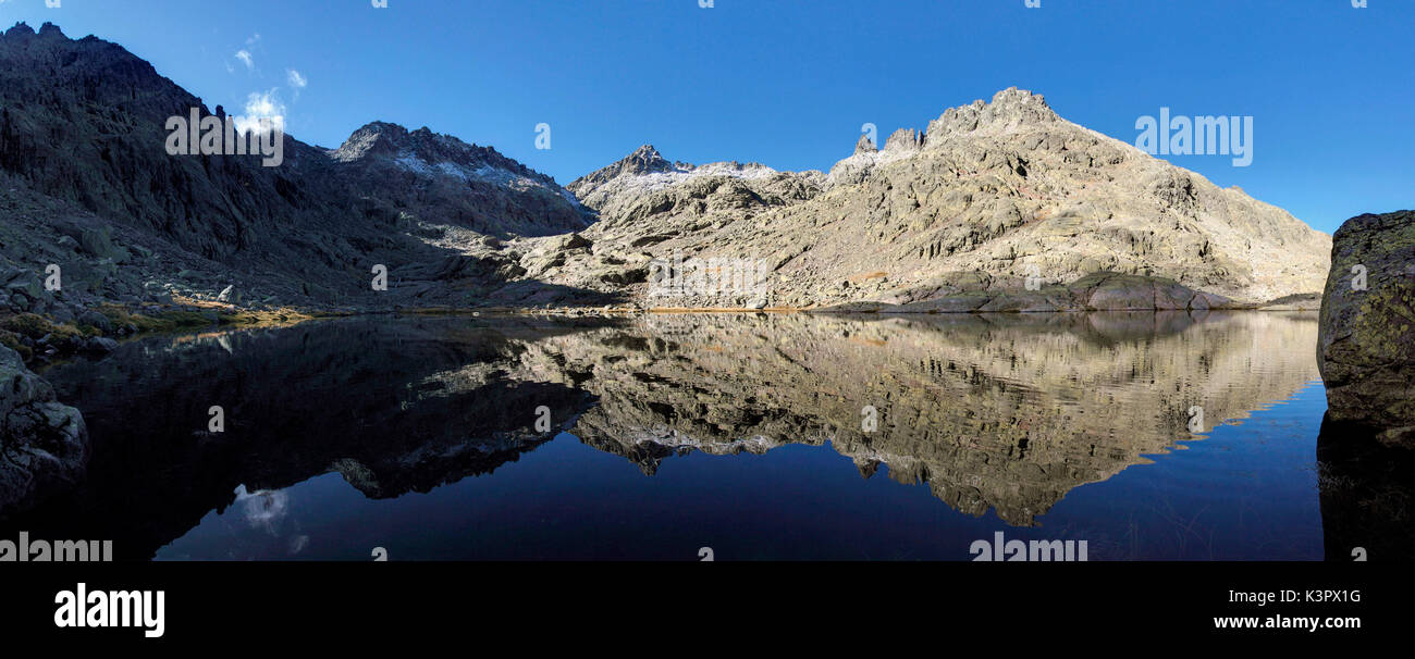 Circo de Gredos mit Pico Almanzor, dem höchsten Punkt der Sierra de Gredos, in der Laguna Grande de Gredos See widerspiegelt, zentralen System, Spanien Stockfoto