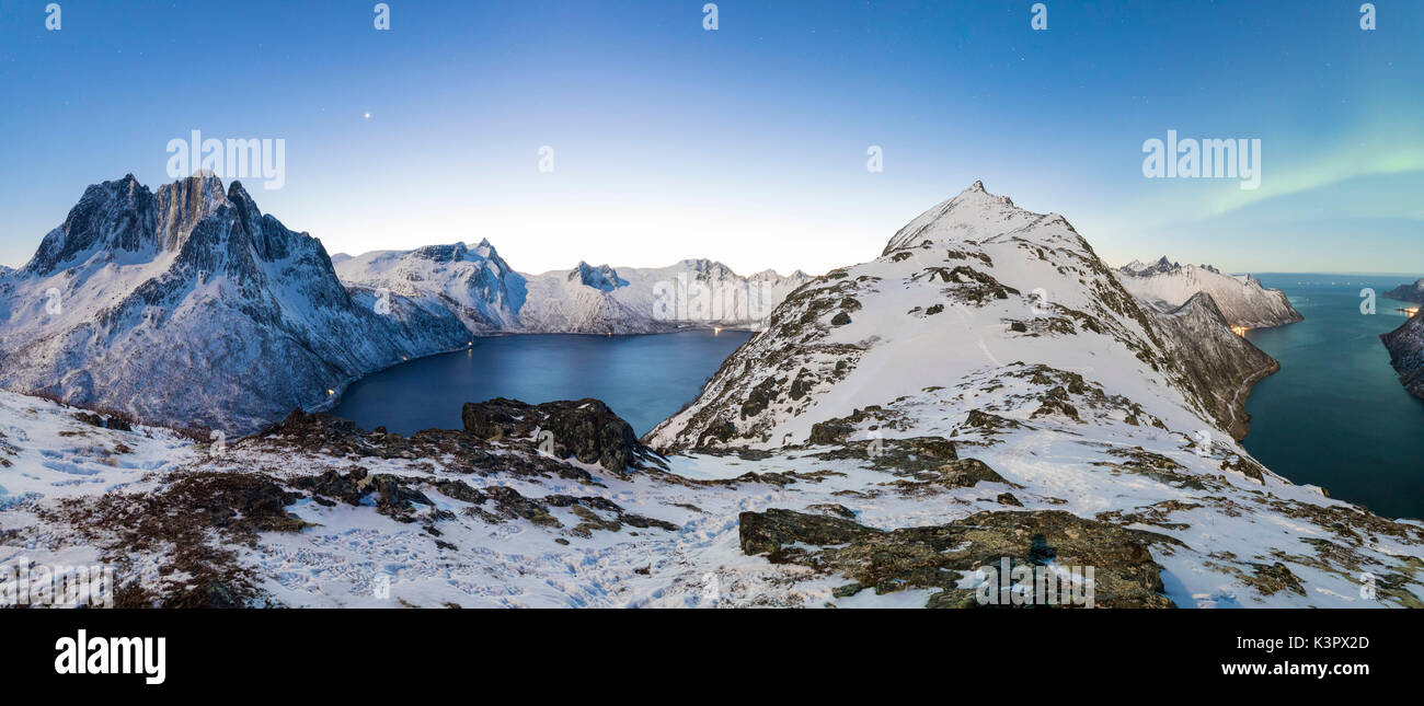 Panoramablick auf die eisigen Meer entlang der Mefjorden zu Ornfjorden auf die Spitze des Mount Barden Senja Tromsø Norwegen Europa Stockfoto