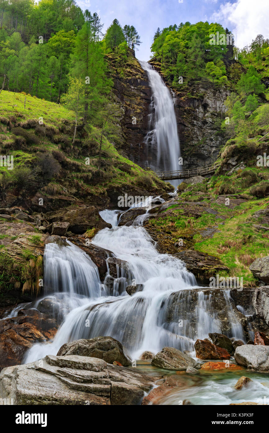 Cascata della Froda mit ihrer besonderen Brücke, Sonogno, Val Verzasca, Tessin, Schweiz Stockfoto