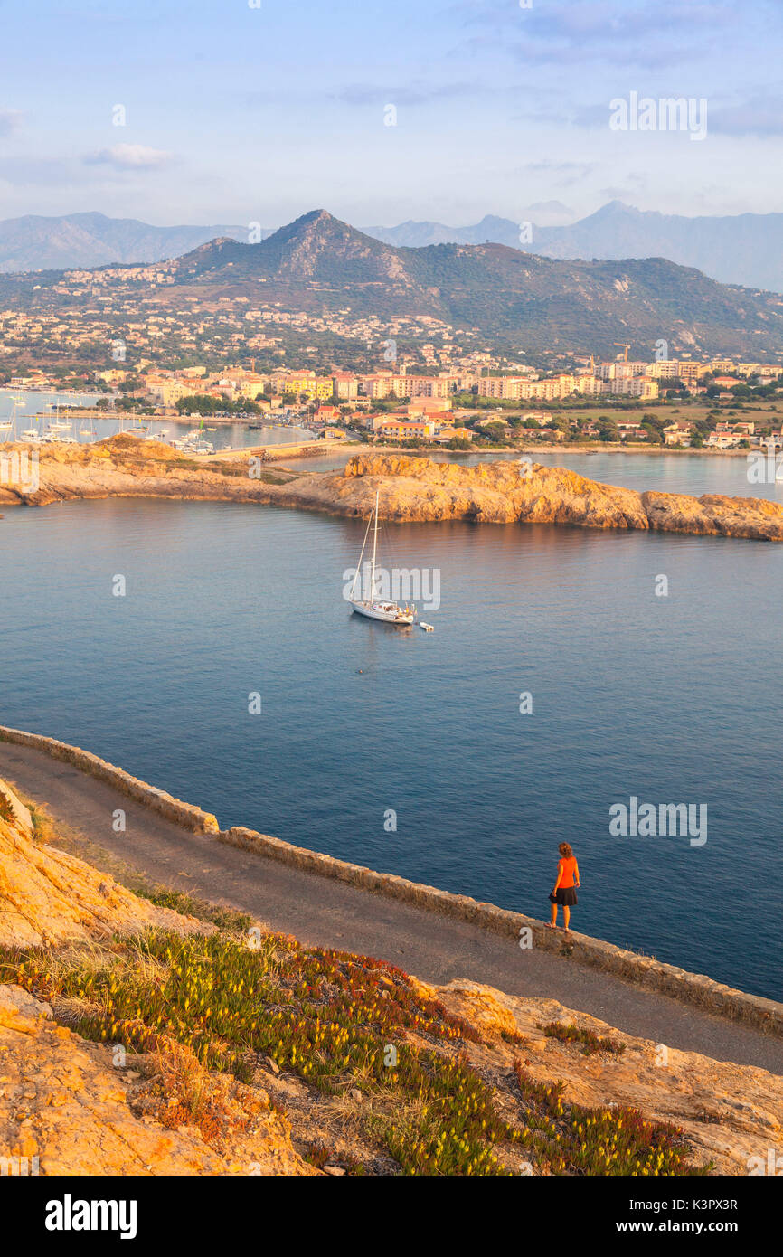 Touristische auf einer Straße bewundert die Segel Boot im Meer rund um das Dorf von Ile-rousse Balagne Korsika Frankreich Europa Stockfoto