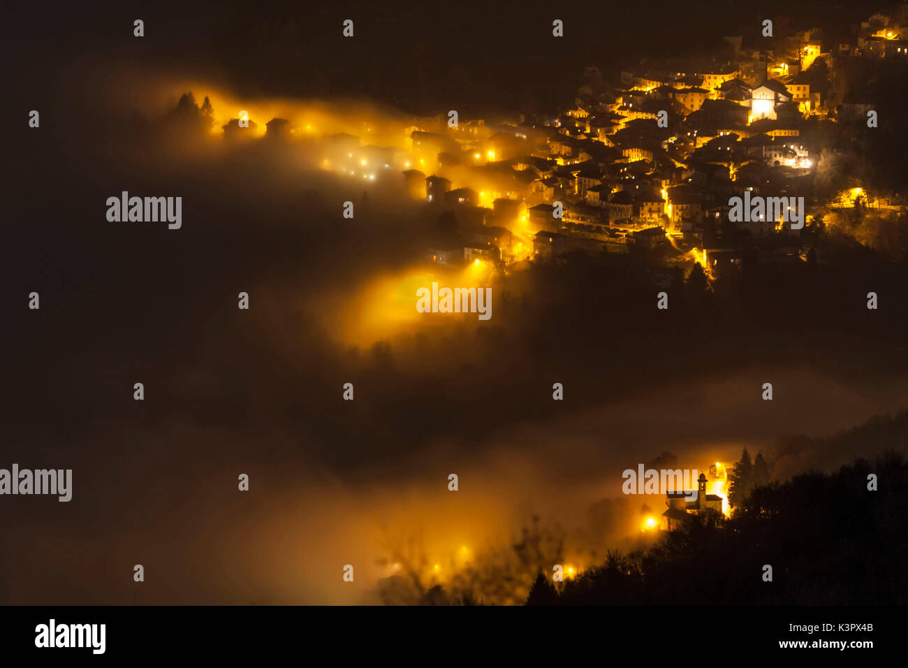 Molina von Palanzo Dorf auf Comolake durch nigth durch den Nebel umgeben, vom Monte Boletto, Provinz Como, Lombardei, Italien Stockfoto