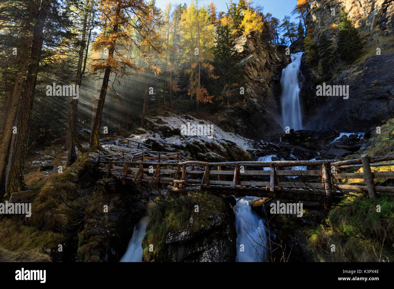 Saent Wasserfälle in Val di Rabbi im Herbst, Provinz Trento, Trentino-Südtirol, Italien Stockfoto