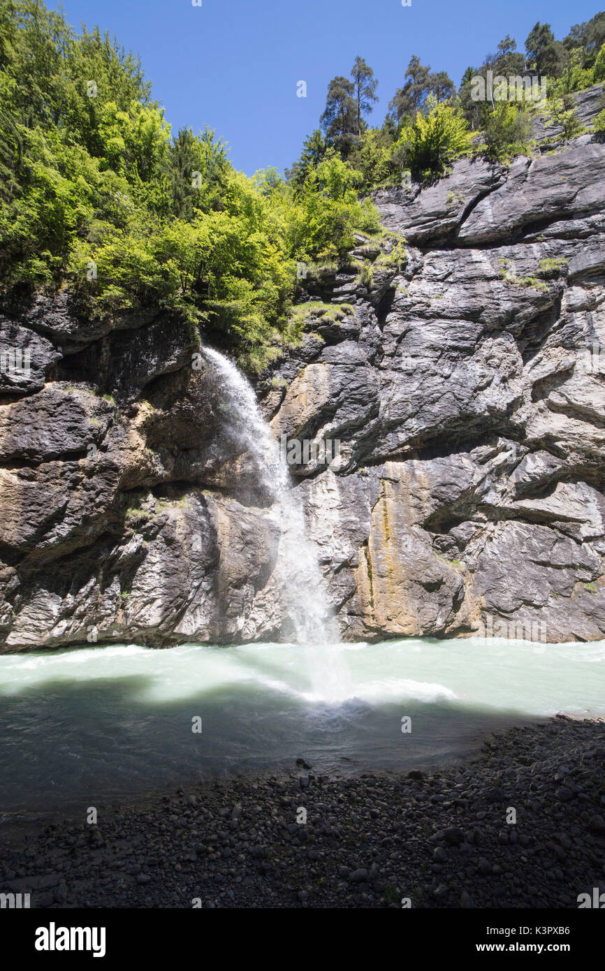 Wasserfall auf dem Creek in den Kalkstein Schlucht von blue sky Aareschlucht Berner Oberland Kanton Uri Schweiz Europa gerahmt Stockfoto