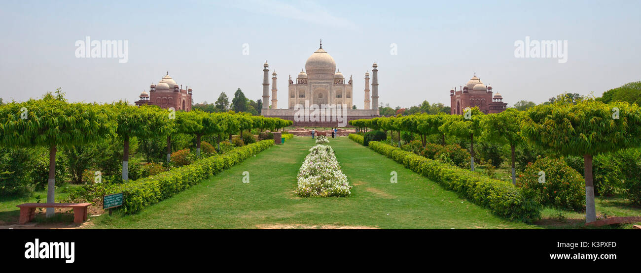 Das Taj Mahal ist auf dem rechten Ufer des Yamuna Flusses in einer riesigen mughal Garten umfasst knapp 17 Hektar, in der Agra in Uttar Pradesh. Es wurde von Großmogul Shah Jahan zum Gedenken an seine Frau Mumtaz Mahal Agra, Indien Stockfoto