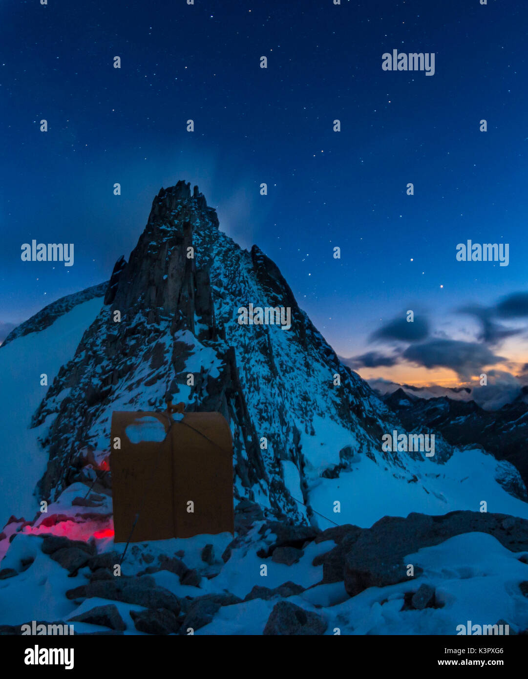 Blaues Licht an Laeng Hütte, Corno di Cavento, Adamello Brenta Nationalparks, Trentino, Italien Stockfoto