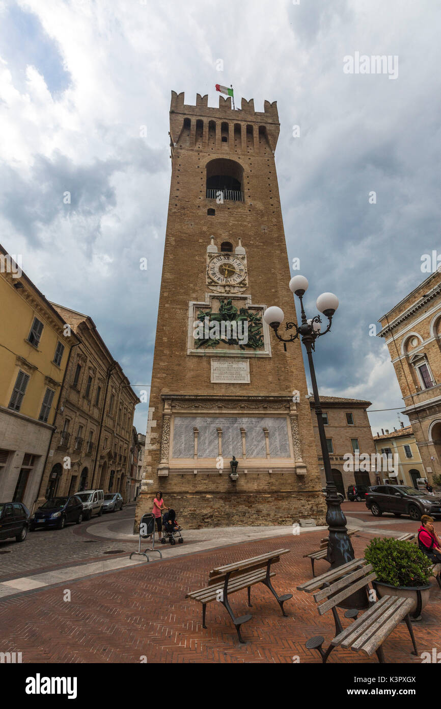 Die mittelalterlichen Stadtturm in der Heimatstadt des Dichters Giacomo Leopardi Recanati Provinz Macerata Marken Italien Europa Stockfoto