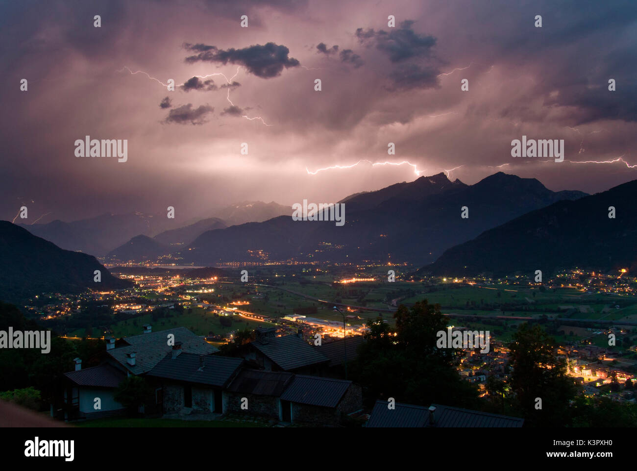 Eine intensive Blitz über die Berge über dem Comer See, Lombardei, Italien Stockfoto