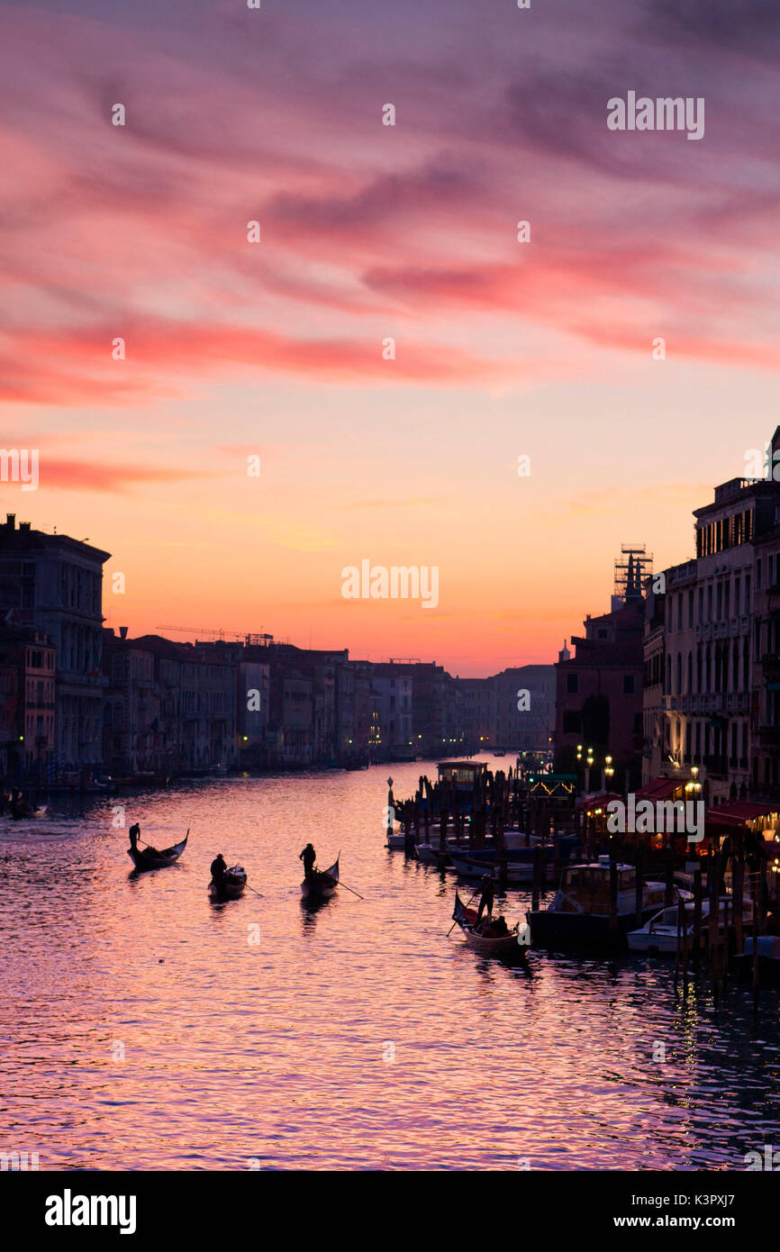 Gondeln auf dem Canal Grande in Venedig bei Sonnenuntergang. Venetien Italien Europa Stockfoto