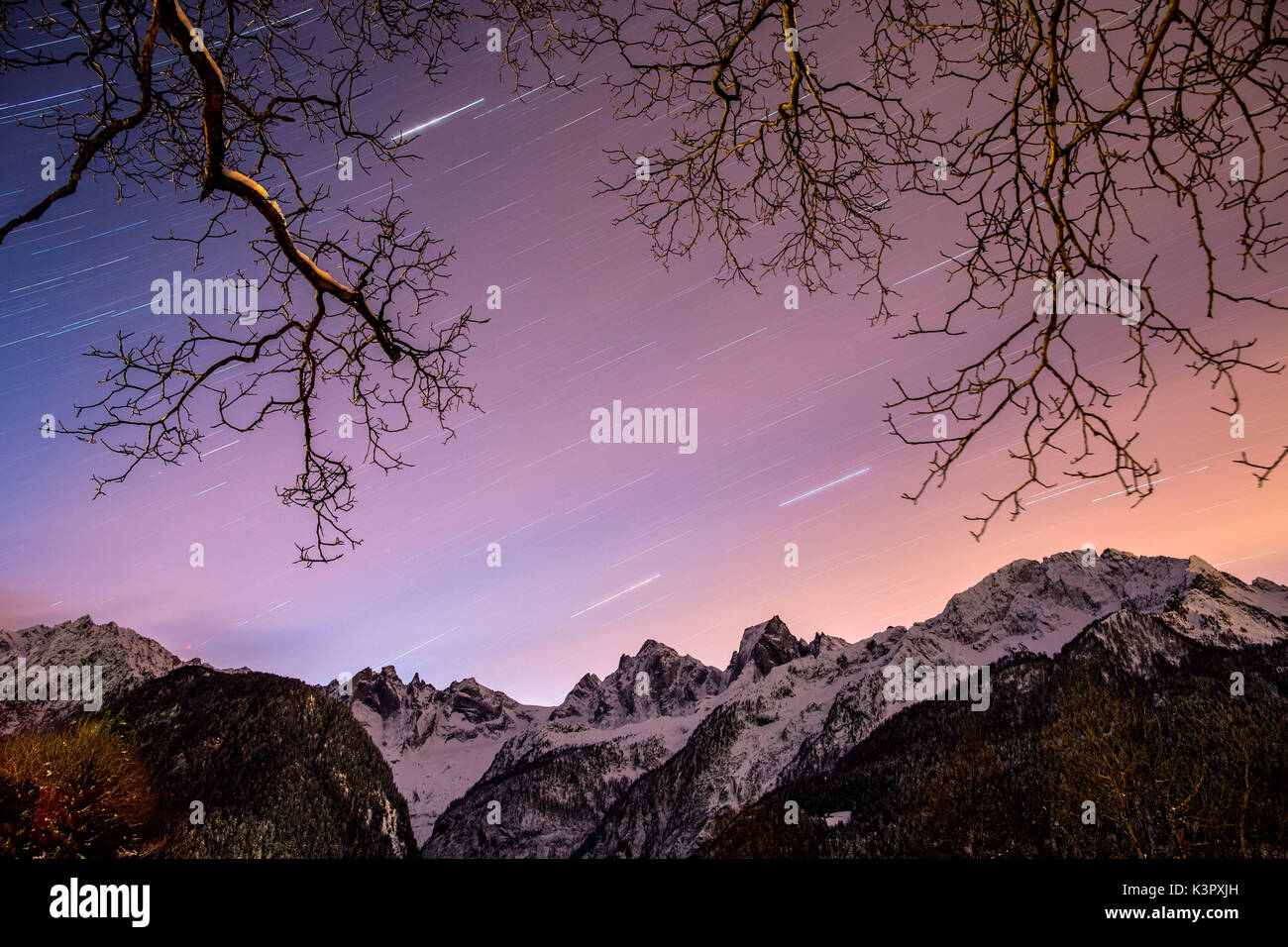Star Trail in den Himmel über Pizzo Badile und Pizzo Cengalo, zwei berühmte Gipfel in Bondasca Tal. Die Schweiz. Europa Stockfoto