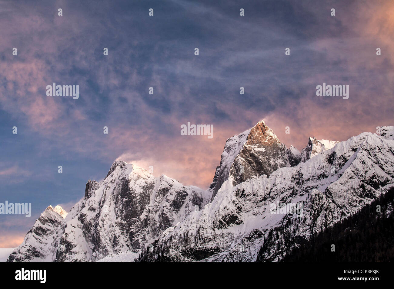 Die peaks Cengalo und Badile, Granit Riesen in Bondasca Tal. Die Gipfel sind die Grenze zwischen der Schweiz und Italien - Bergell, Alpen, Canton Grigioni, Italien. Europa Stockfoto