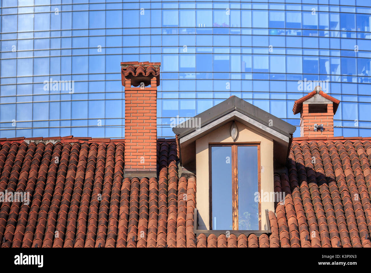 Der Kontrast zwischen alten typischen Häusern und neuen modernen Gebäuden und Wolkenkratzern Mailand Lombardei Italien Europa Stockfoto