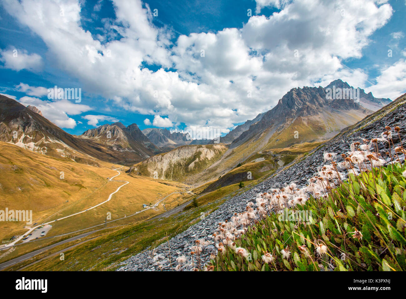 Spät - Sommer Blick hinauf zum Col du Galibier im Tal Maurienne im Haut-Savoy Alpen. Das Tal von Cerces ist auf der linken Seite - Savo Alpen, Frankreich Europa Stockfoto