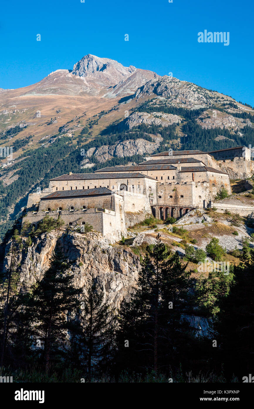 Die barrière von esseillon oder Fort von Esseillon in Aussois. Ein Winter und Sommer Savoyer Dorf Art Resort, Aussois ist im Maurienne Tal, 7 km entfernt von Modane und in der Nähe der Nationalpark Vanoise Parc. Es ist auch am Fuße des Aufprallschadens Parrachee, einer der höchsten Gipfel der Vanoise - Aussois, Savoie Alpen, Frankreich. Europa Stockfoto