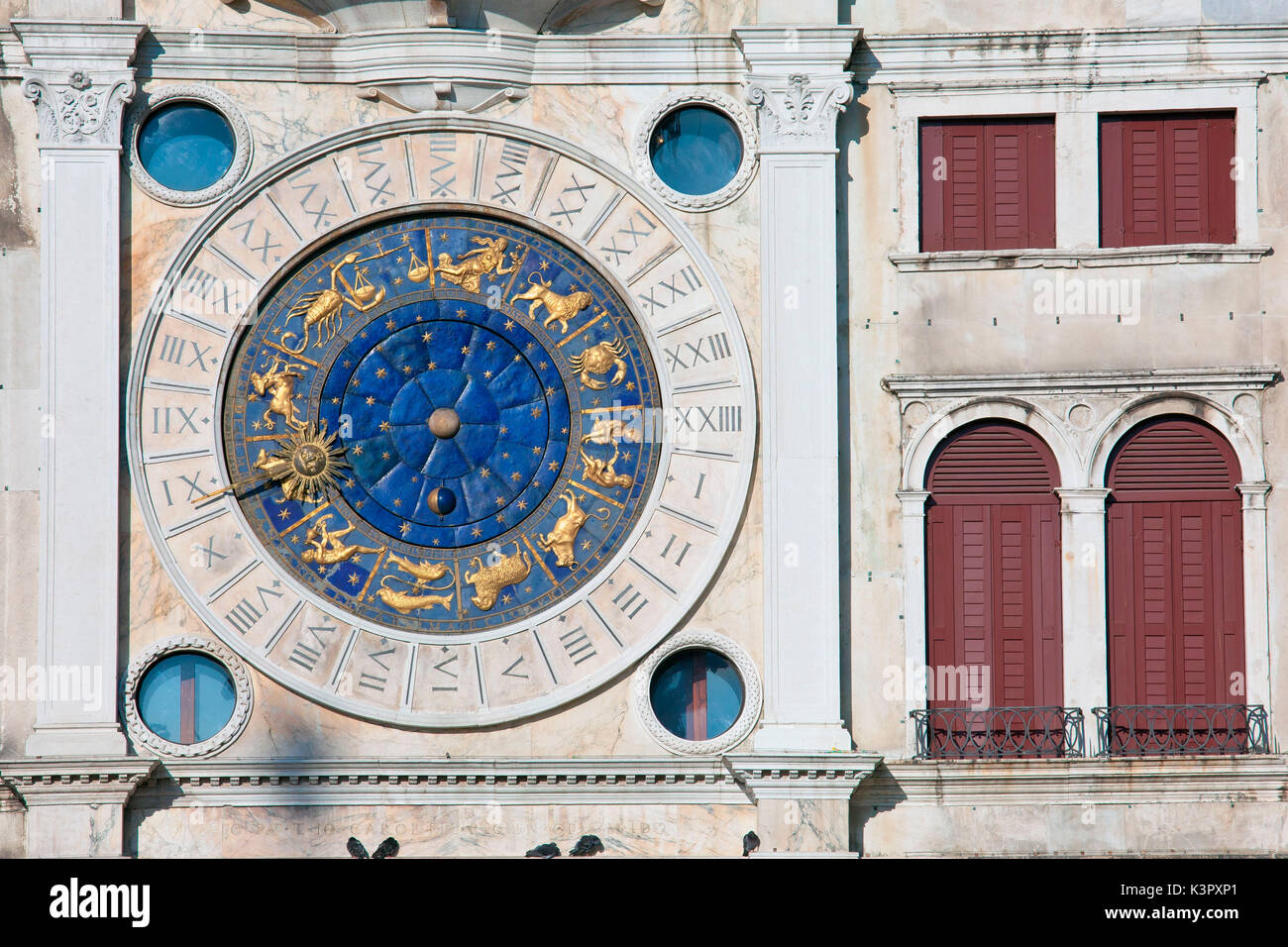 Ein Detail der berühmten Uhrenturm, einer der bedeutendsten Renaissance Gebäude in Venedig, Venetien Italien Europa Stockfoto