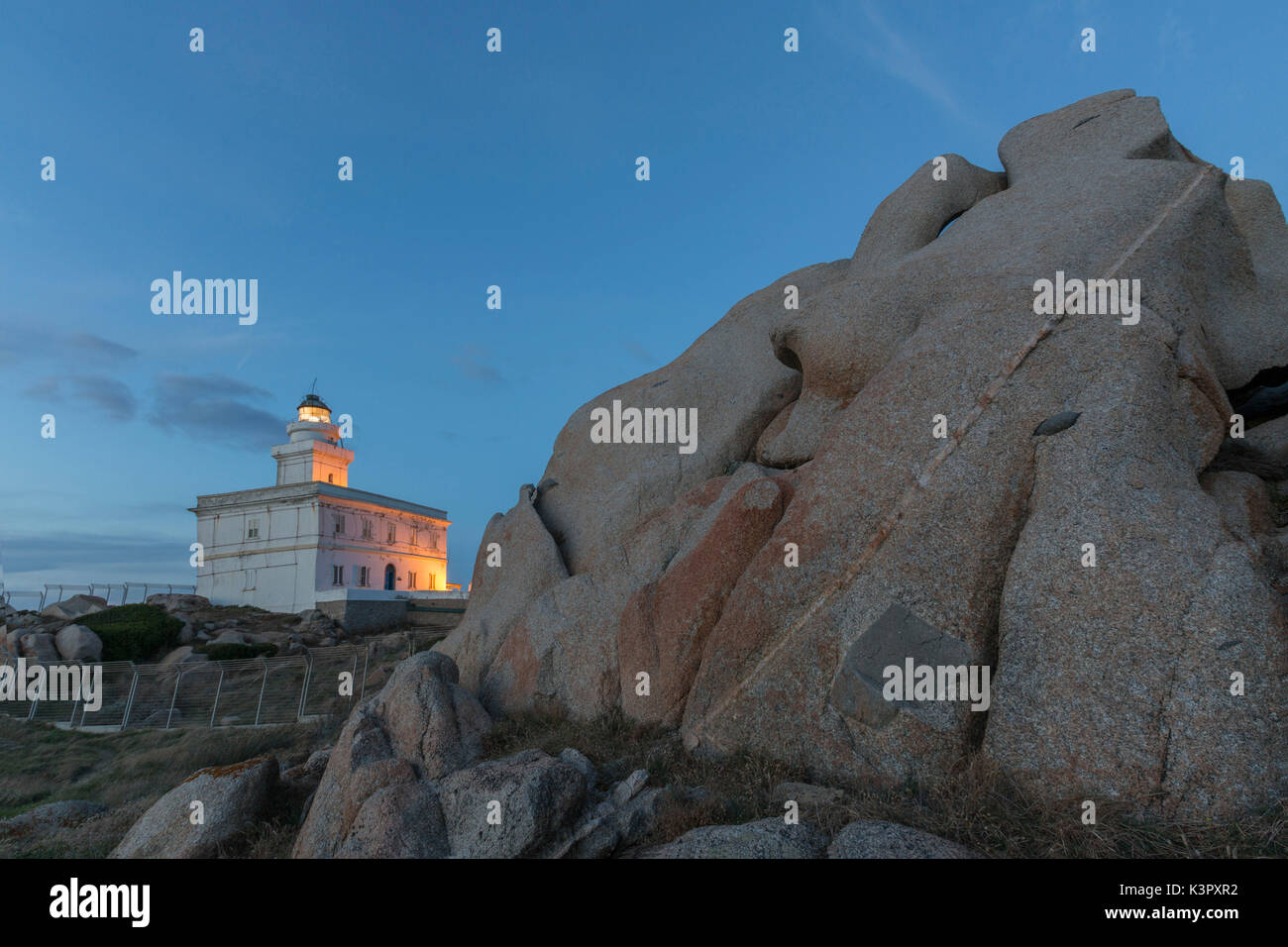 Licht der Dämmerung auf dem Leuchtturm, umgeben von Felsen Capo Testa Santa Teresa di Gallura Province von Sassari-Sardinien-Italien-Europa Stockfoto