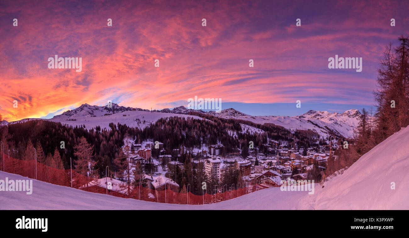 Panorama der alpinen Dorf Madesimo und verschneite Pisten bei Sonnenuntergang Spluga Tal Veltlin Lombardei Italien Europa Stockfoto