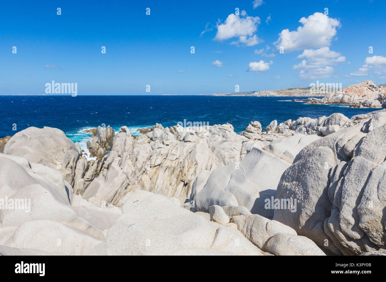 Granitfelsen der Klippen Rahmen das türkisfarbene Meer Capo Testa Santa Teresa di Gallura Provinz Sassari Sardinien Italien Europa Stockfoto