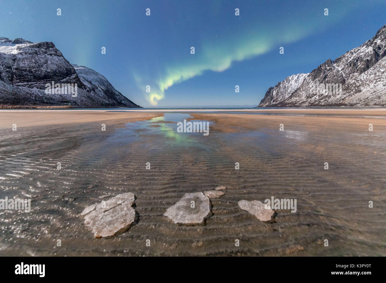 Sandstrand und schneebedeckten Gipfeln von das Nordlicht in der Polarnacht Ersfjord Senja Tromsø Norwegen Europa gerahmt Stockfoto