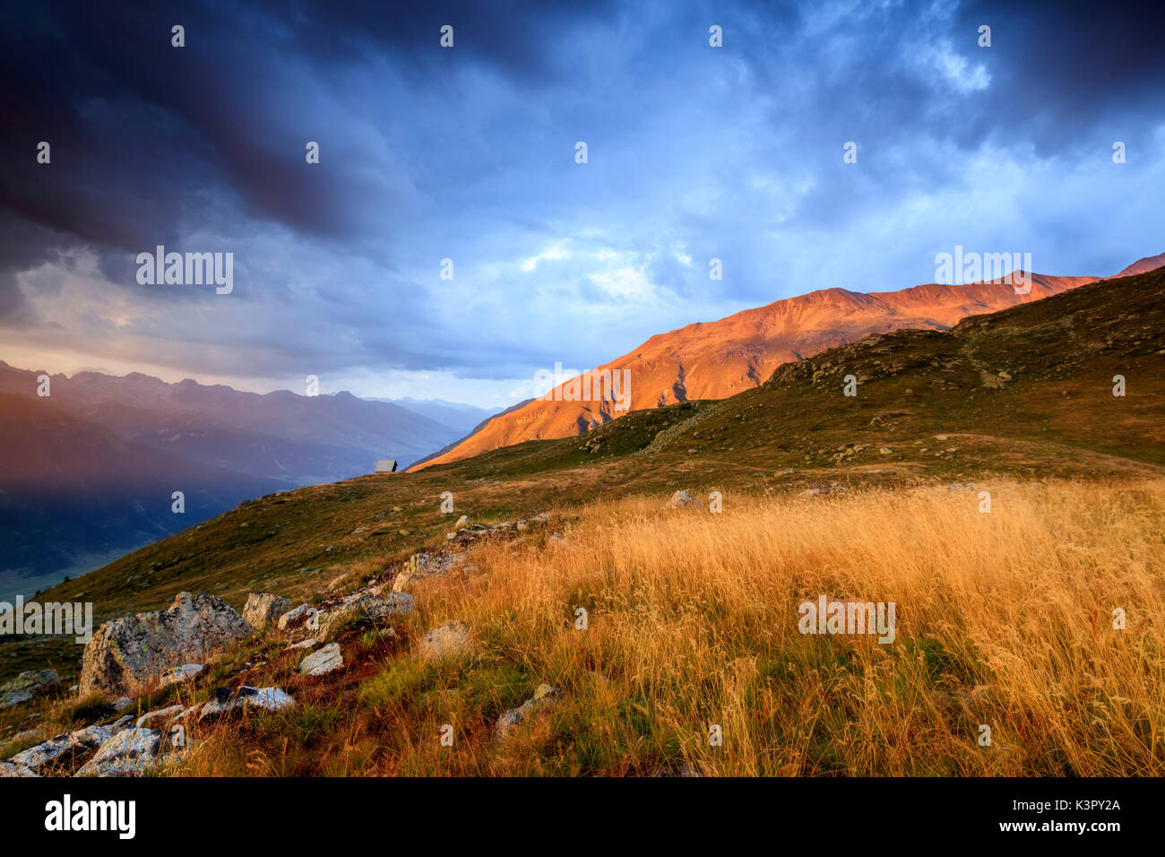 Dunkle Wolken und Sonnenuntergang leuchten Frame den felsigen Gipfeln der Muottas Muragl St. Moritz Engadin Kanton Graubünden Schweiz Europ. Stockfoto