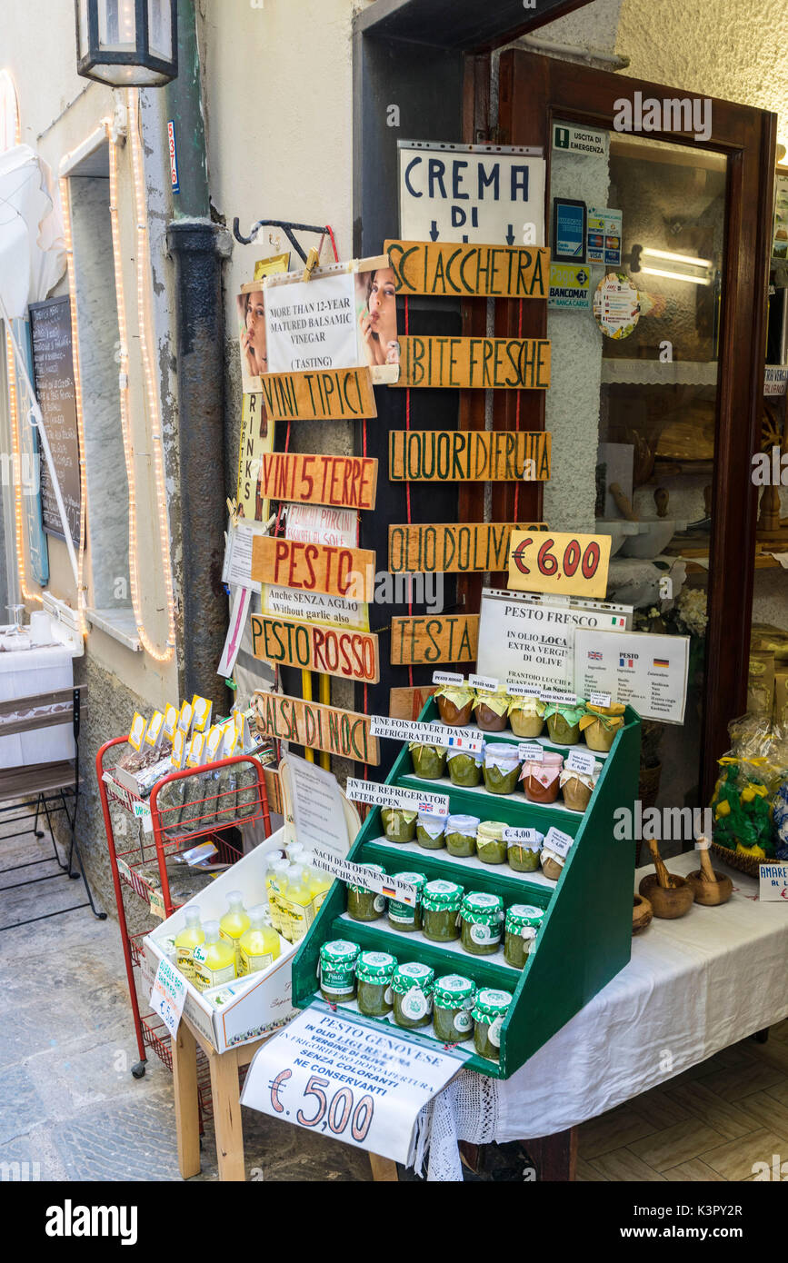Gourmet Produkte und typische Speisen in den Geschäften der alten Gassen von Portovenere La Spezia Provinz Ligurien Italien Europa Stockfoto