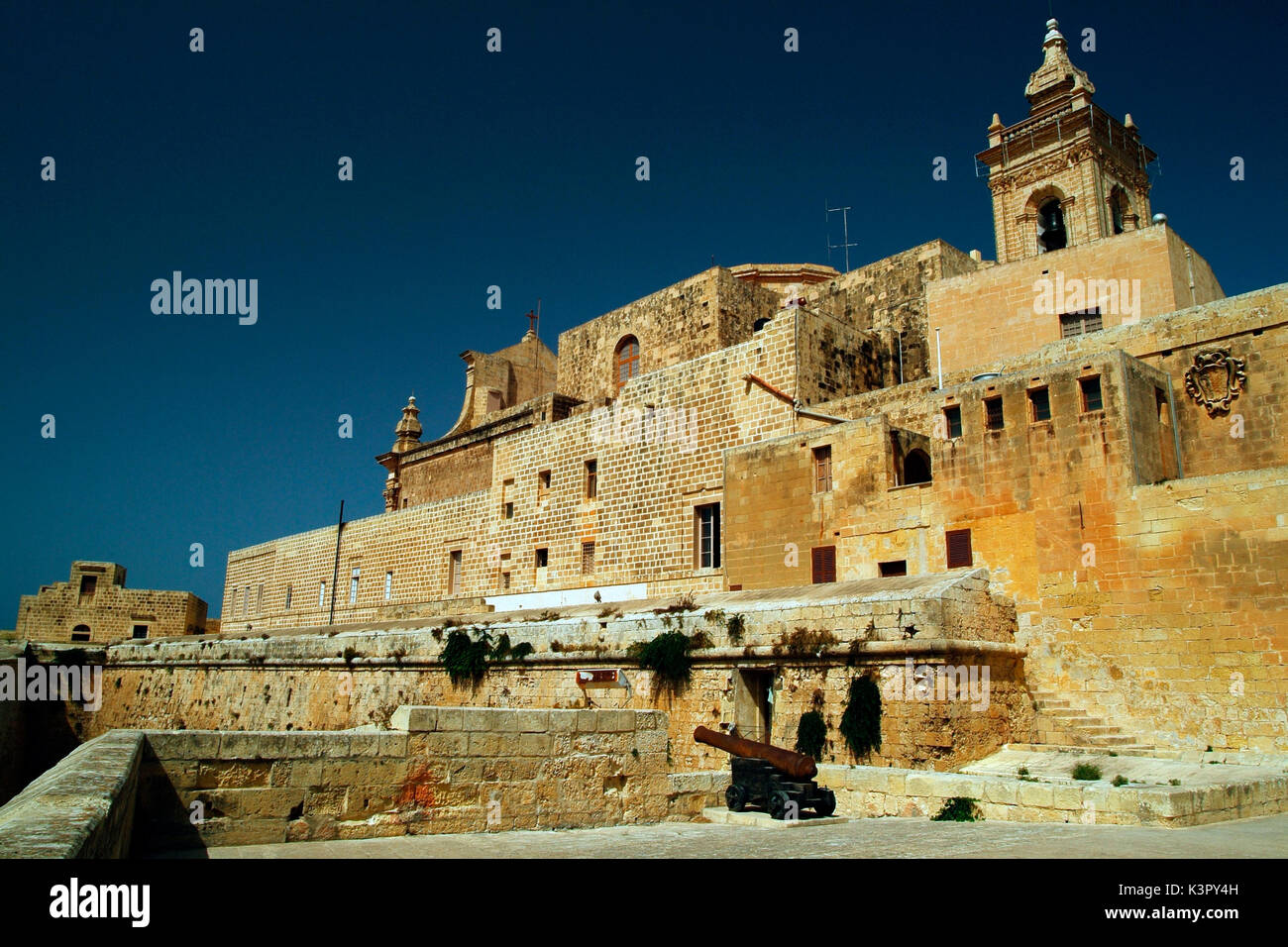 Im Herzen von Victoria, der Hauptstadt von Gozo, liegt die Zitadelle (Zitadelle), die das Zentrum der Insel. Die massiven defensive Mauern der Festung oberhalb der Stadt aufstieg und wurden von den Rittern erbaut das Dorf Gemeinschaften von der Nahrungssuche zu schützen Korsaren Malta Europa Stockfoto