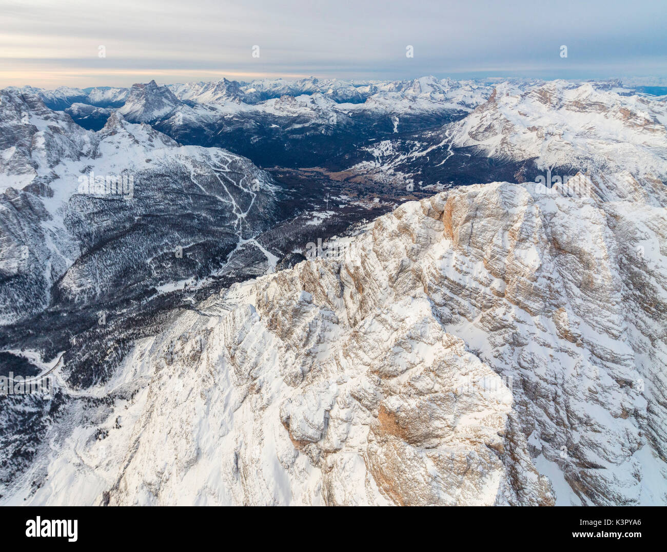 Luftaufnahme von den schneebedeckten Gipfeln des Monte Cristallo Cortina D'Ampezzo Dolomiten Provinz Belluno Venetien Italien Europa Stockfoto