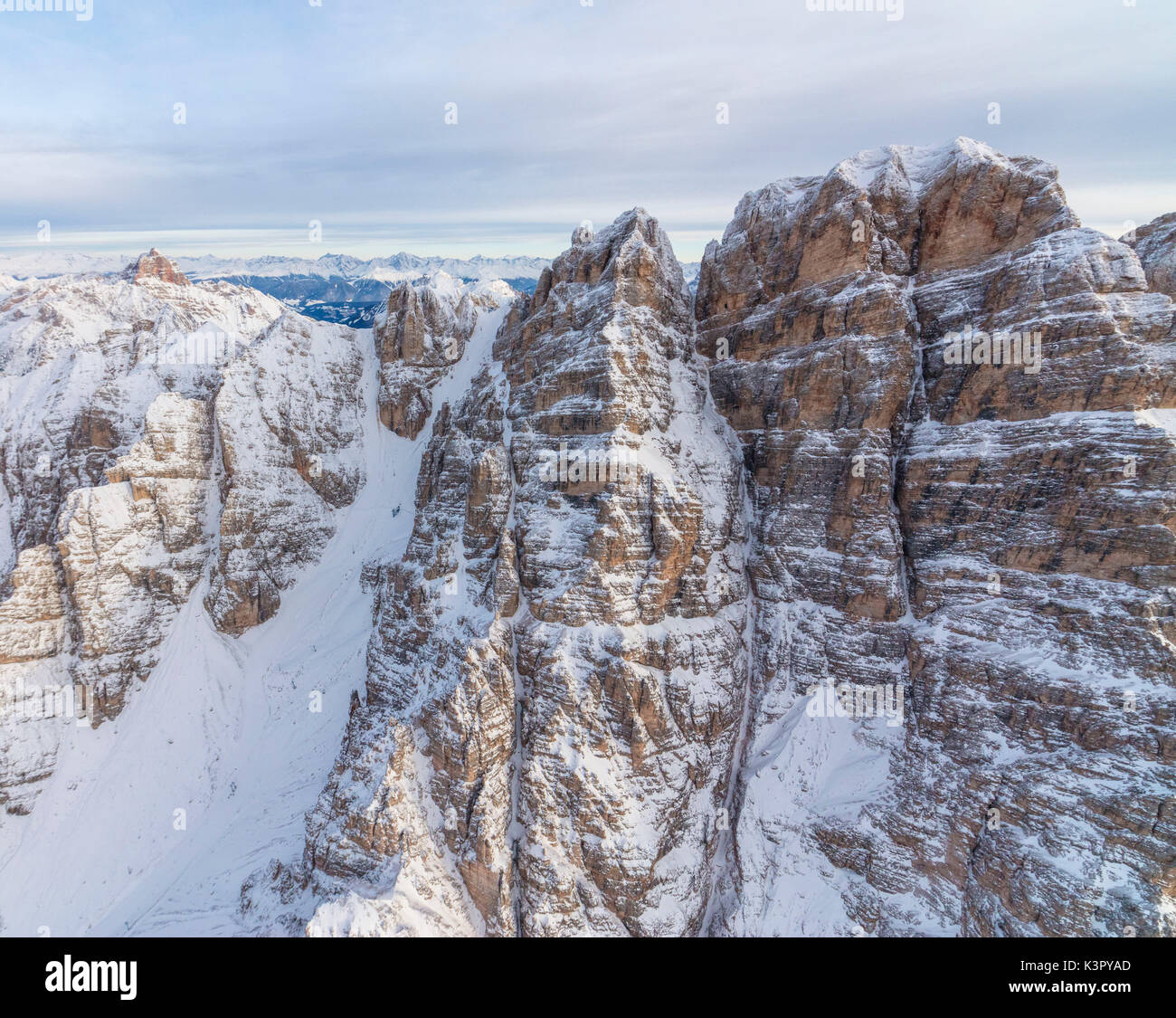 Luftaufnahme von den schneebedeckten Gipfeln des Monte Cristallo Cortina D'Ampezzo Dolomiten Provinz Belluno Venetien Italien Europa Stockfoto