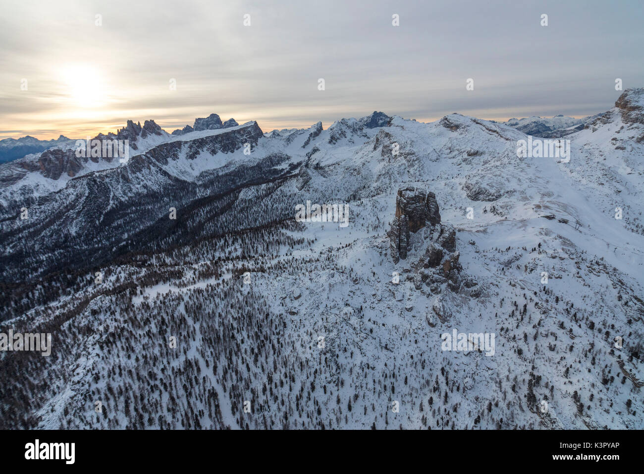 Luftaufnahme des verschneiten Bergrücken der Cinque Torri Dolomiten Cortina D'Ampezzo Provinz Belluno Venetien Italien Europa Stockfoto