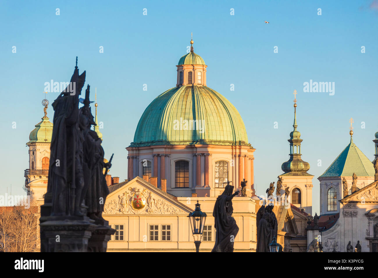 Antike Statuen Frame die Kuppel der Kirche von Saint Nicholas Prag Tschechische Republik Europa Stockfoto
