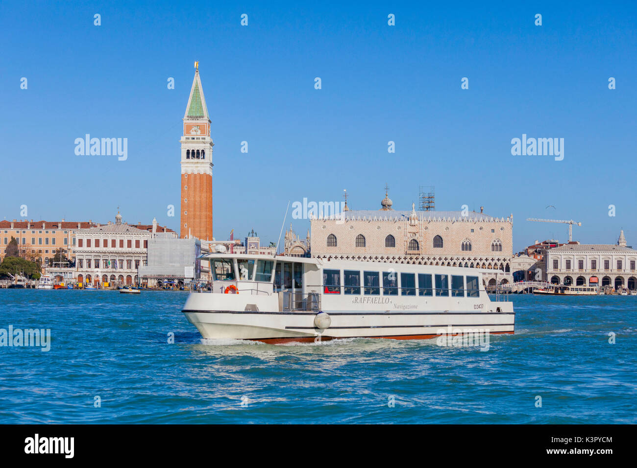 Auch eine touristische Boot Vaporetto Frames der historischen Piazza San Marco Venedig Veneto Italien Europa bekannt Stockfoto