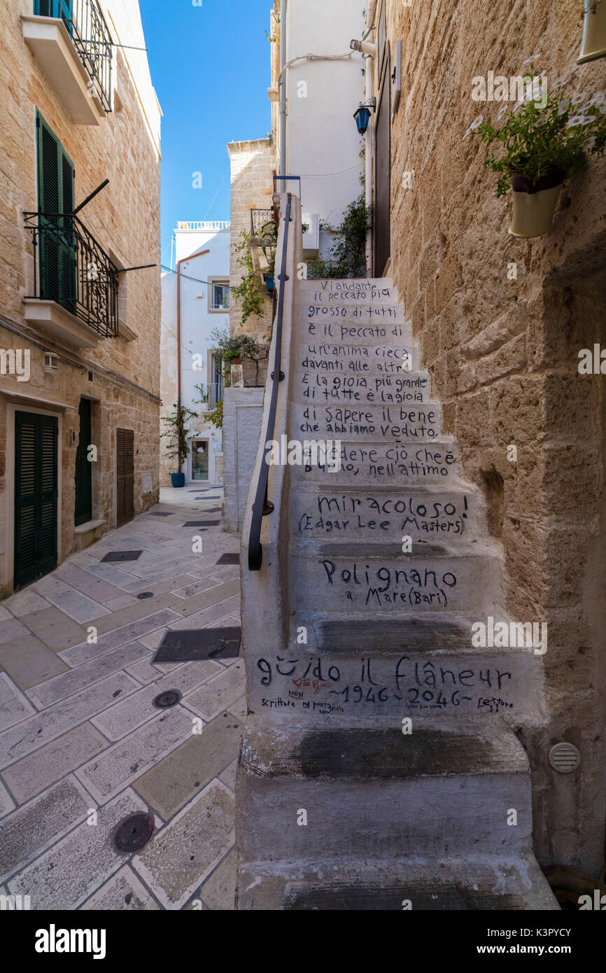 Typische Gasse und Häuser der Altstadt Polignano eine Stute Provinz von Bari Apulien Italien Europa Stockfoto