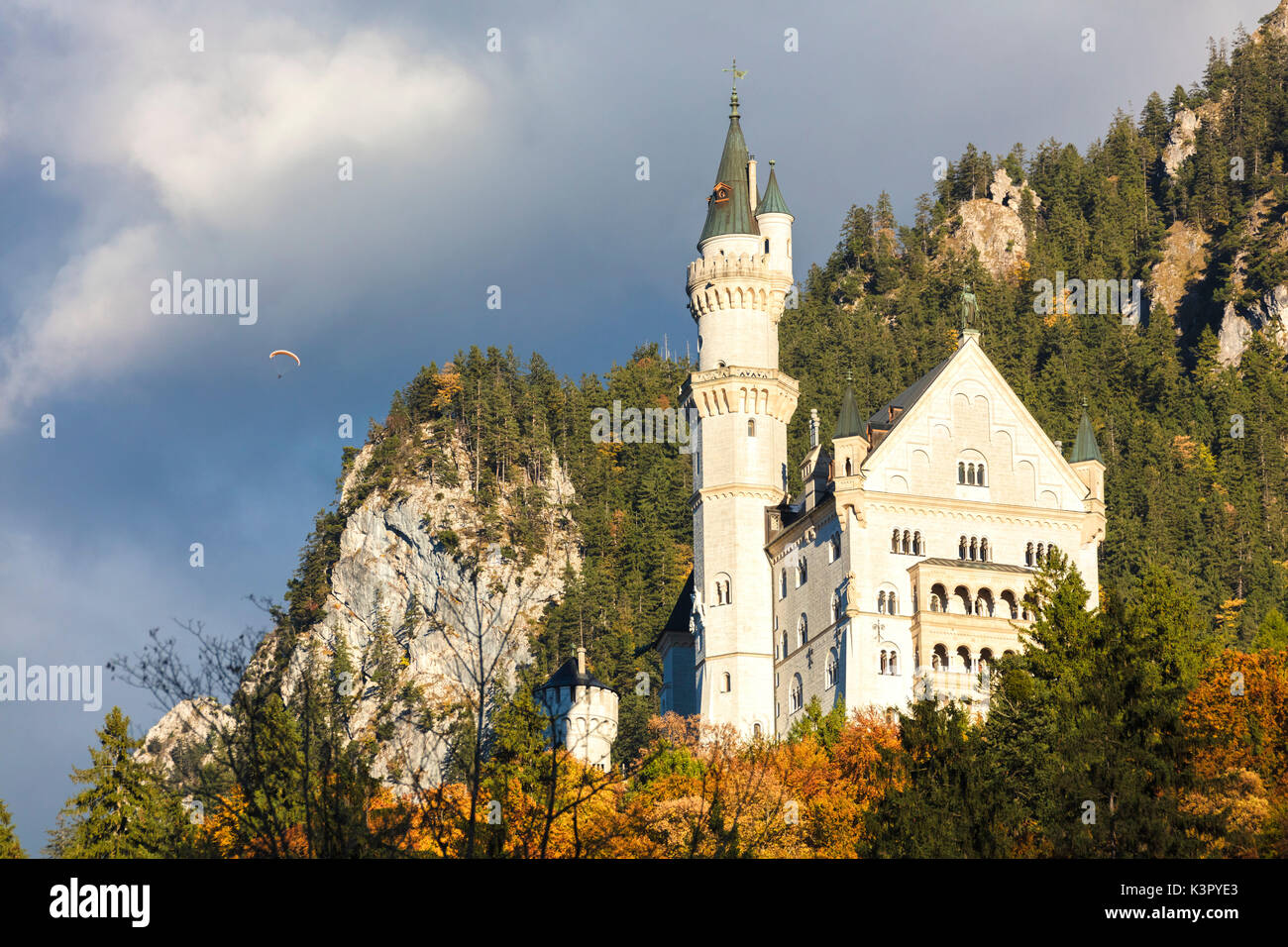 Schloss Neuschwanstein von Gleitschirm in den bewölkten Himmel und die bunten Wälder Füssen Bayern Deutschland Europa gerahmt Stockfoto