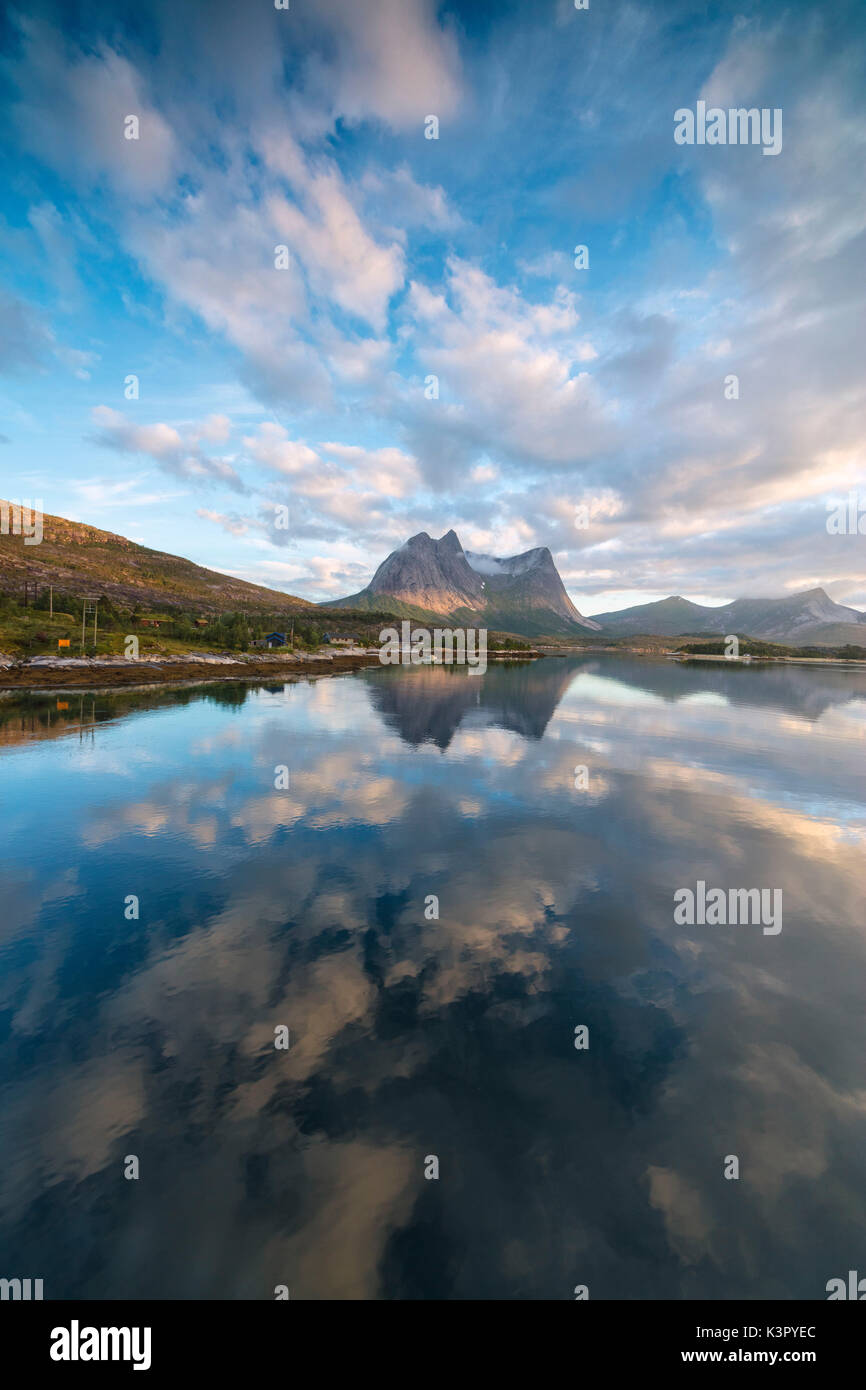 Rosa Wolken der Mitternachtssonne in das klare Wasser des blauen Meer Anepollen Fjord Norwegen Europa Stockfoto