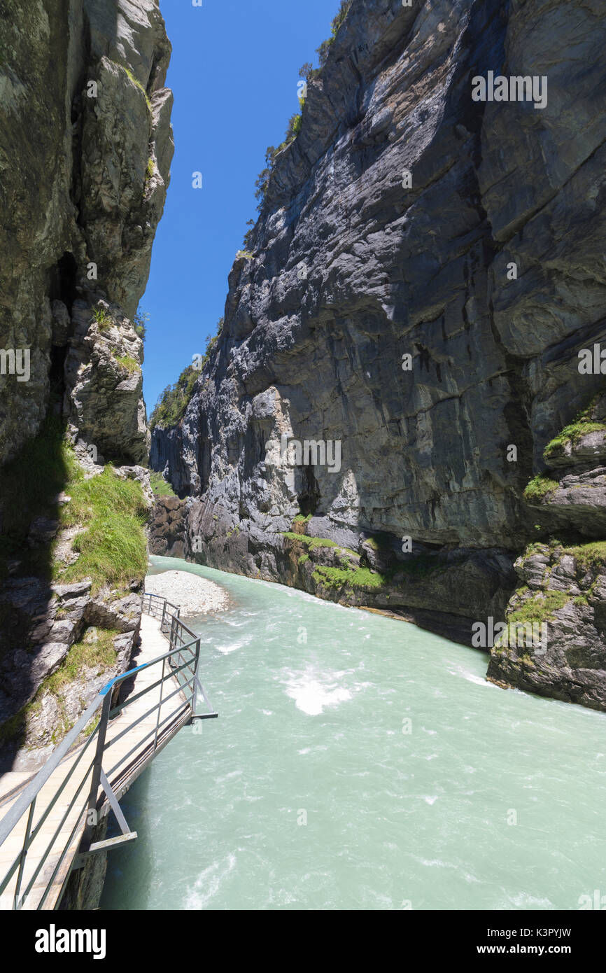 Gehwege auf dem Creek durch den Kalkstein Schlucht von Aare Schlucht Berner Oberland Kanton Uri Schweiz Europa geschnitzt Stockfoto