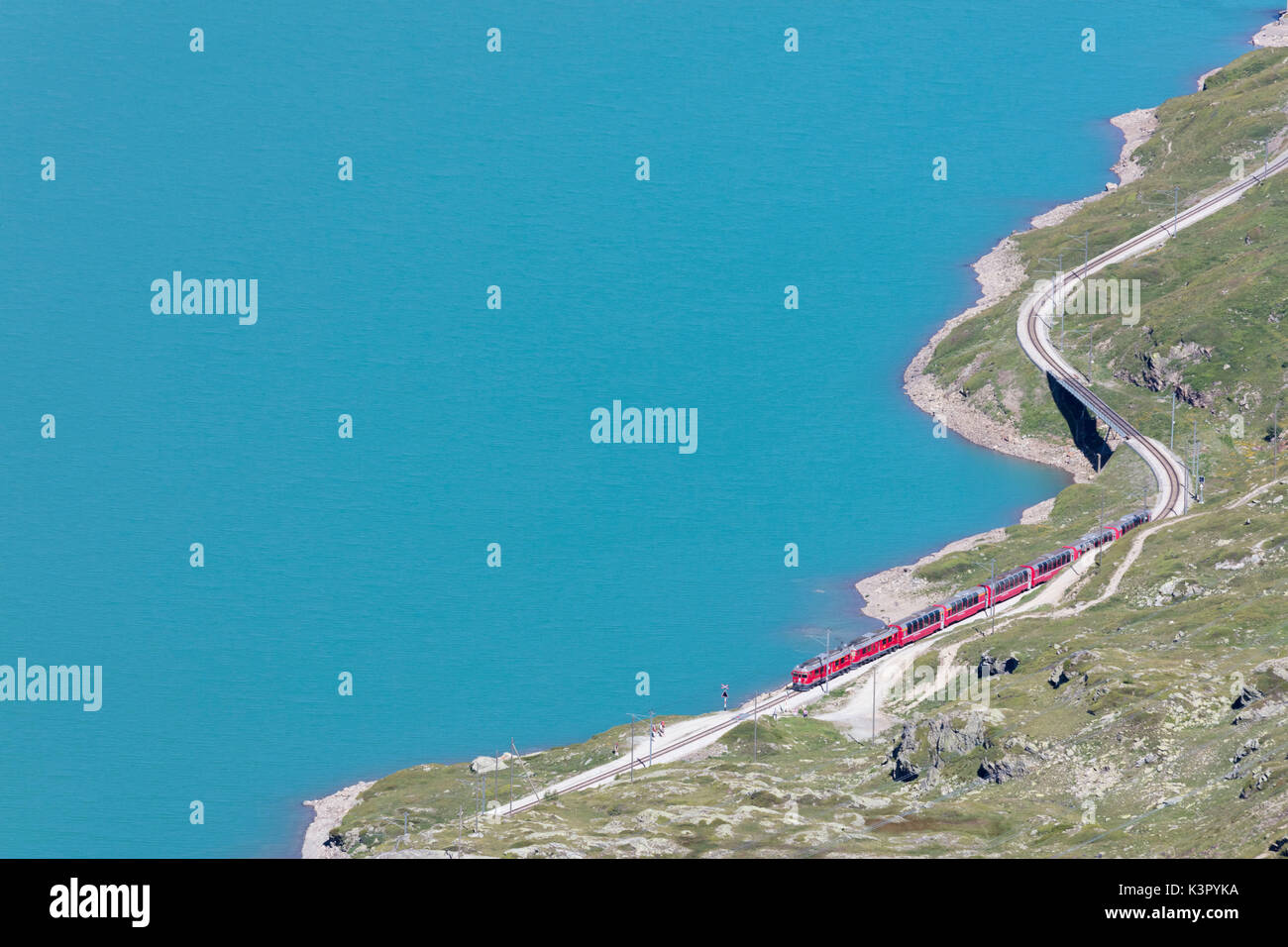 Der Bernina Express Zug fährt an den Ufern des Lago Bianco Berninapass Kanton Graubünden Engadin Schweiz Europa Stockfoto