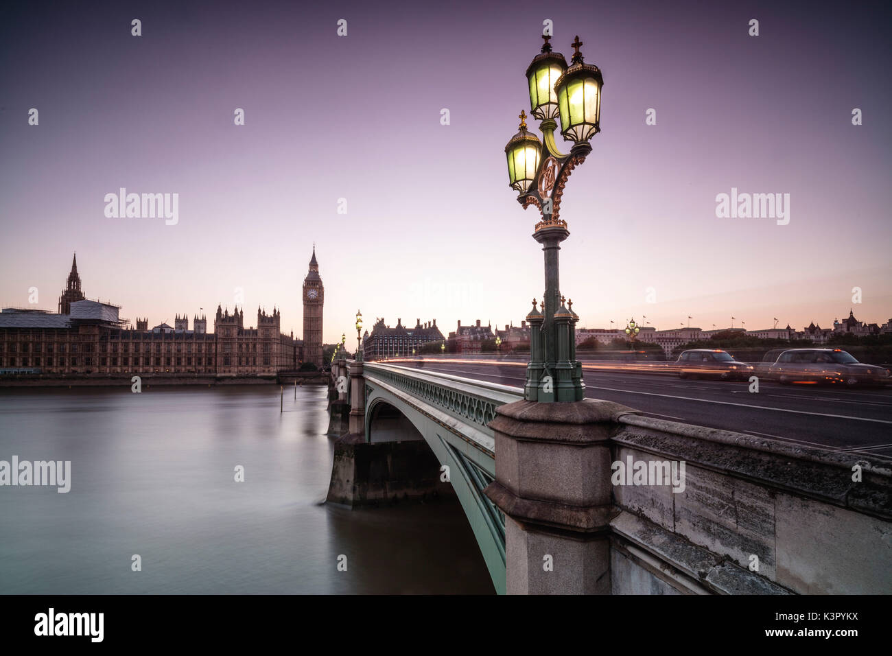 Alte straße Leuchtenrahmen Westminster Bridge mit Big Ben und Westminster Palace im Hintergrund London Vereinigtes Königreich Stockfoto