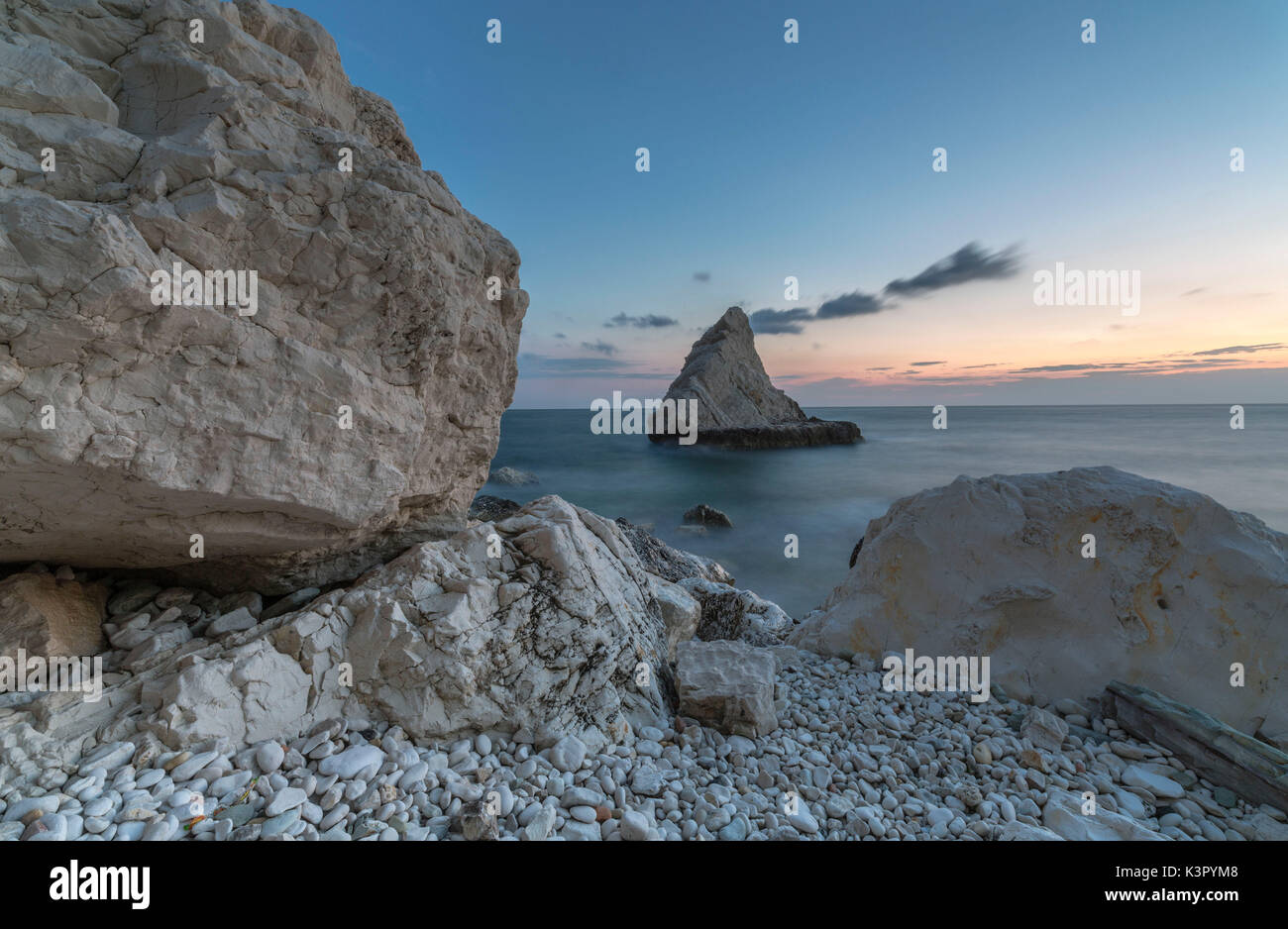 Dämmerung Leuchten auf Klippen umrahmt von kristallklarem Meer La Vela Strand Portonovo Provinz von Ancona Conero Riviera Marche Italien Europa Stockfoto