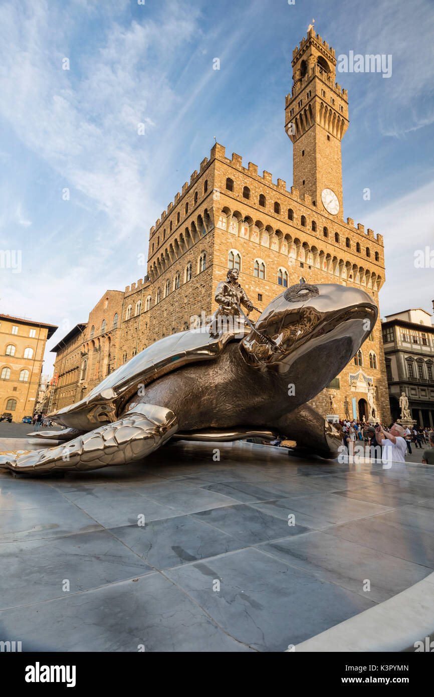 Die goldene Skulptur einer Schildkröte auch als Suche nach Utopie vor dem Palazzo Vecchio Florenz Toskana Italien Europa bekannt Stockfoto