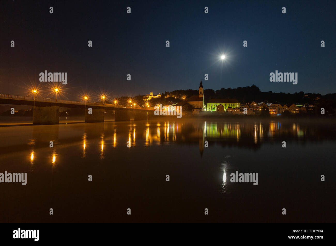 Nacht Blick auf die Altstadt mit dem Glockenturm und Vollmond im Fluss Passau Niederbayern Deutschland Europa wider Stockfoto
