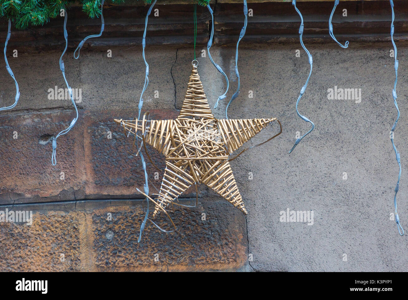 Ein Stroh Stern als Weihnachtsdekoration und Ornament Kaysersberg Haut-Rhin Alsace Frankreich Europa Stockfoto