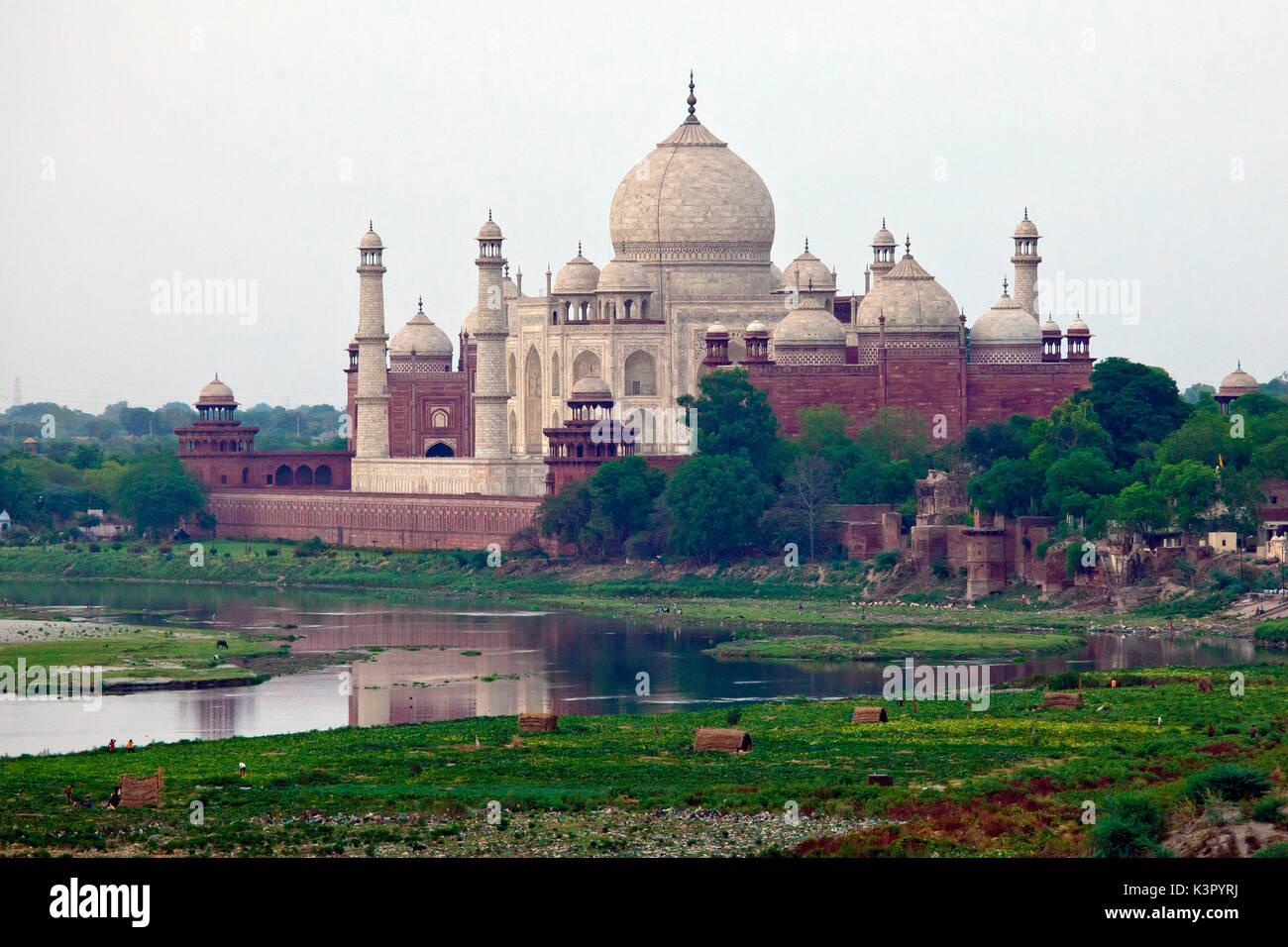 Das Taj Mahal, ein Juwel der islamischen Kunst in Indien und eine der allseits bewunderte Meisterwerke des Erbes der Welt, und der Fluss Yamuna Agra, Indien Stockfoto