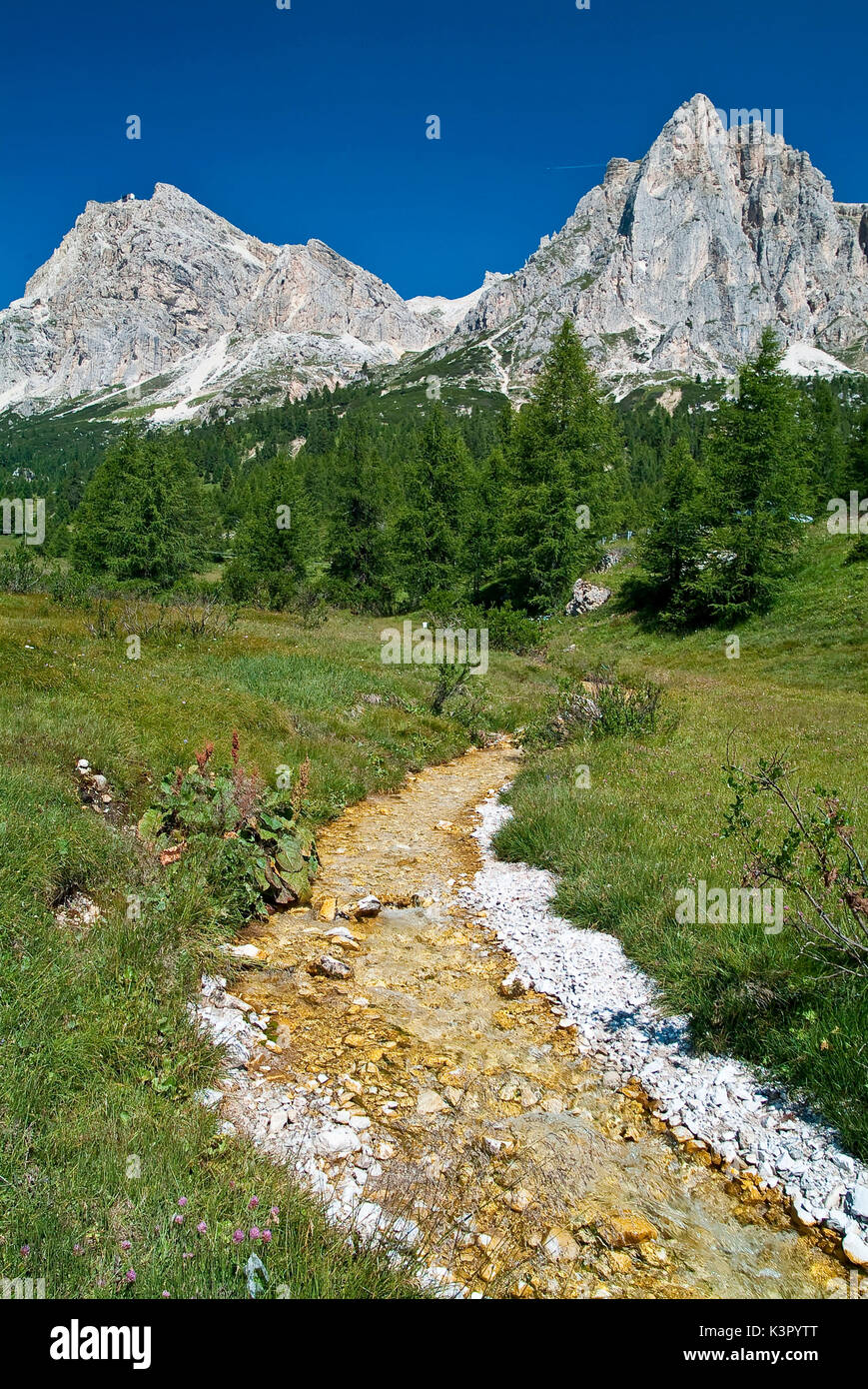 Die Lagazuoi und die Tofana di Rozes Vom Falzarego Pass gesehen. Der Pass verbindet die hohe Agordino mit Cortina d'Ampezzo durch State Route 48 der Dolomiten Trentino Alto Adige Italien Europa Stockfoto