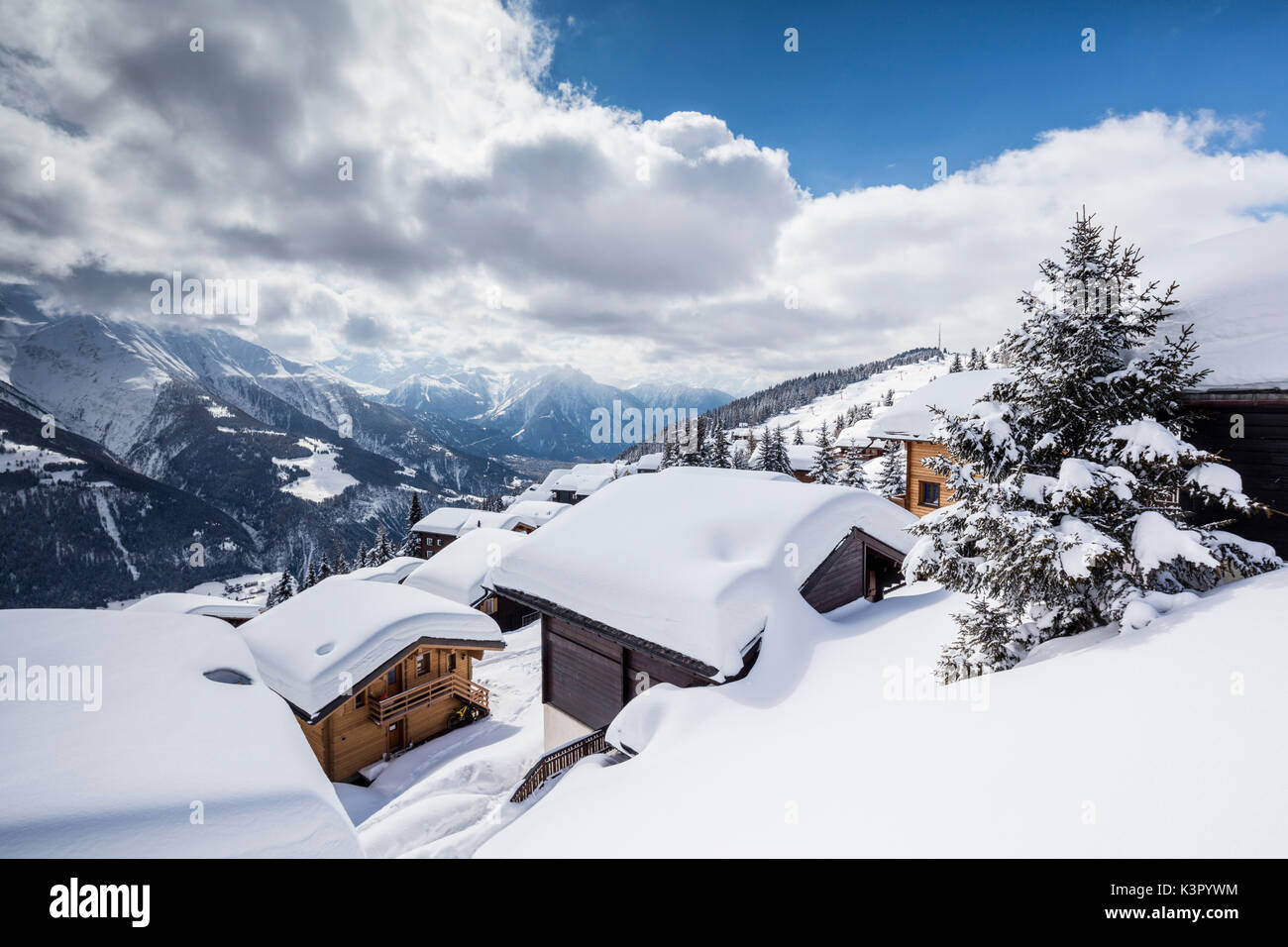 Wolken und blauer Himmel Frame die Berghütten mit Schnee Bettmeralp Bezirk Raron im Kanton Wallis Schweiz Europa abgedeckt Stockfoto