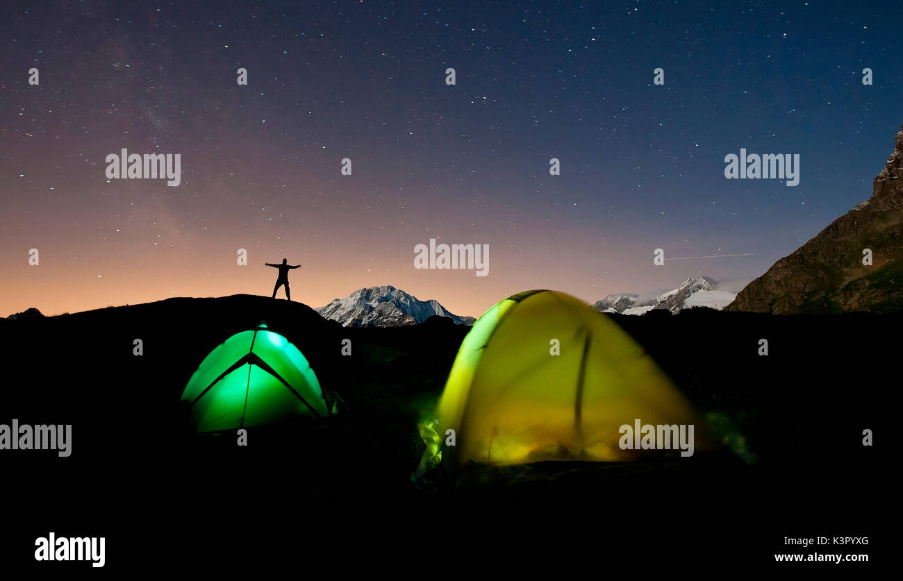 Monte Disgrazia und die Milchstraße: magische Momente für Diejenigen, die die Nacht im Zelt verbringen. Malenco Tal Lombardei Italien Europa Stockfoto